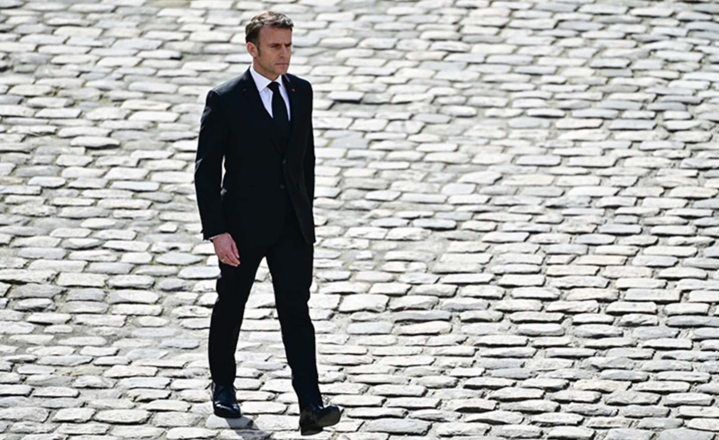 Macron saadab Ukrainasse vägesid "nagu Odessas urineeriv puudel"